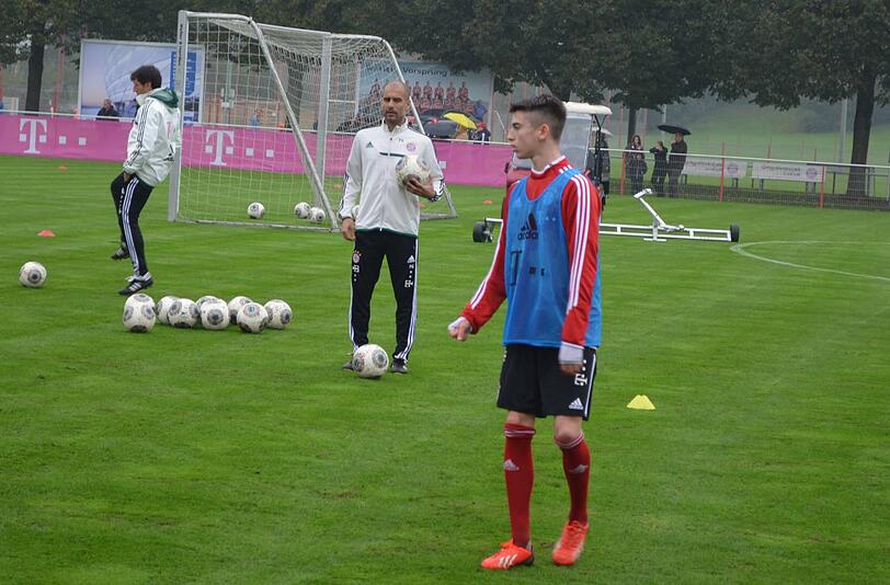 Schnupperkurs bei den Profis: Lucas Scholl - Sohn von Ex-Star Mehmet - trainiert unter den Augen von Trainer Pep Guardiola.