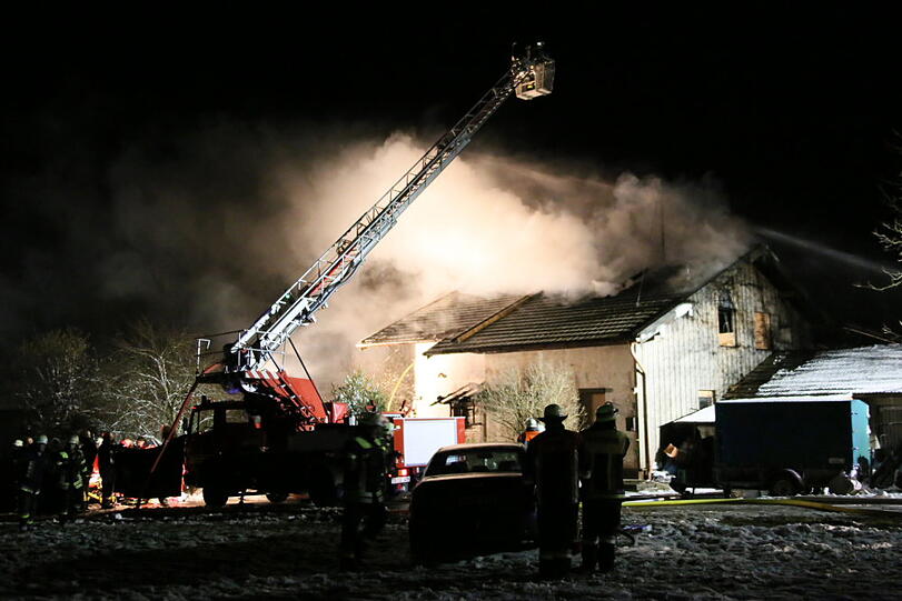 Das Haus in Pittenhart stand in den Abendstunden im Flammen.