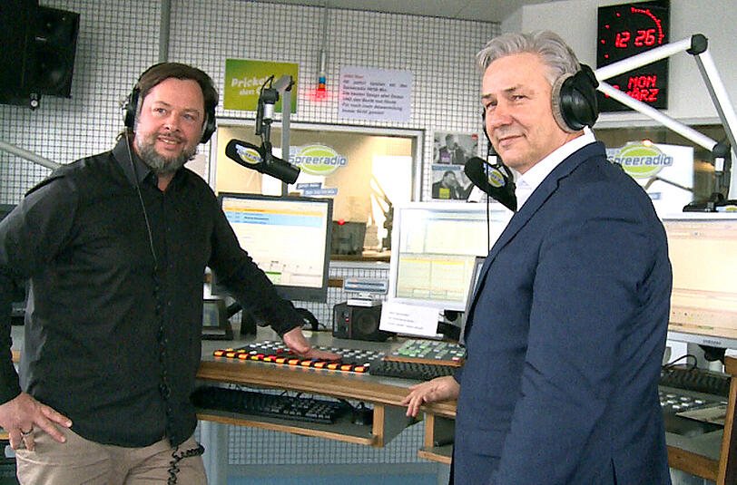 Zusammen mit dem Moderator und Programmdirektor Jochen Trus steht Klaus Wowereit (r.) im Studio des Radiosenders Spreeradio in Berlin.