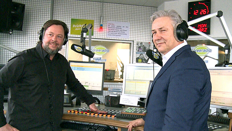 Zusammen mit dem Moderator und Programmdirektor Jochen Trus steht Klaus Wowereit (r.) im Studio des Radiosenders Spreeradio in Berlin. Zusammen mit dem Moderator und Programmdirektor Jochen Trus steht Klaus Wowereit (r.) im Studio des Radiosenders Spreeradio in Berlin.