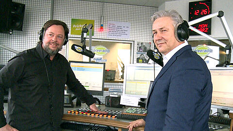 Zusammen mit dem Moderator und Programmdirektor Jochen Trus steht Klaus Wowereit (r.) im Studio des Radiosenders Spreeradio in Berlin.