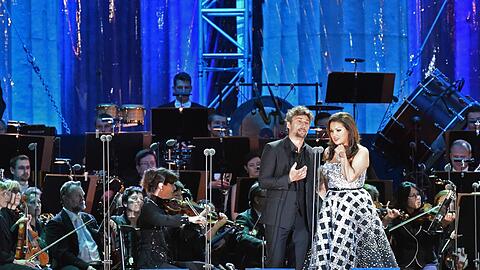 "Gipeltreffen der Stars" unter dem Münchner Nachthimmel: Anna Netrebko und Jonas Kaufmann traten am Samstagabend am Königsplatz auf.