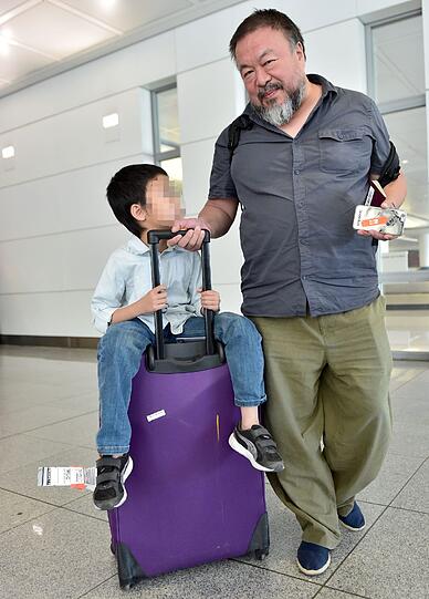 Künstler Ai Weiwei ist am Donnerstag in München gelandet: die Bilder vom Flughafen.