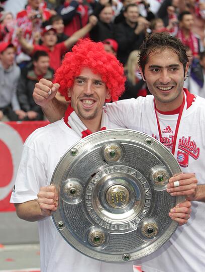 8. Mai 2010: Nach dem 3:1 bei Hertha BSC posieren Ribéry und Teamkollege Hamit Altintop im Olympiastadion in Berlin mit der Meisterschale.