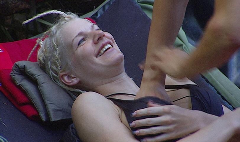 Dann greift Julian beherzt unter den BH von Melanie.
