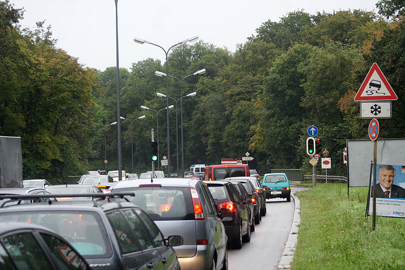 Schleppendes Tempo: Im Berufsverkehr ist der Isarring voll.