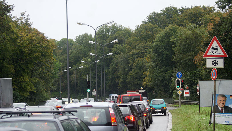 Schleppendes Tempo: Im Berufsverkehr ist der Isarring voll. Schleppendes Tempo: Im Berufsverkehr ist der Isarring voll.