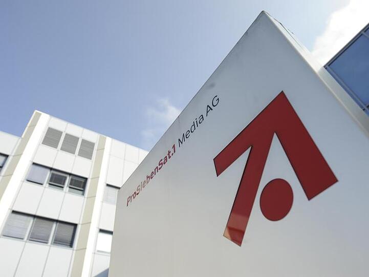 Konzern-Logo der ProSiebenSat.1 Media AG am Eingang zur Konzern-Zentrale. Foto: Andreas Gebert/dpa/Symbolbild