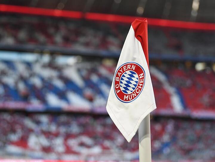 Das Vereinswappen des FC Bayern München ist auf der Eckfahne zu sehen. Foto: Sven Hoppe/dpa/Archivbild