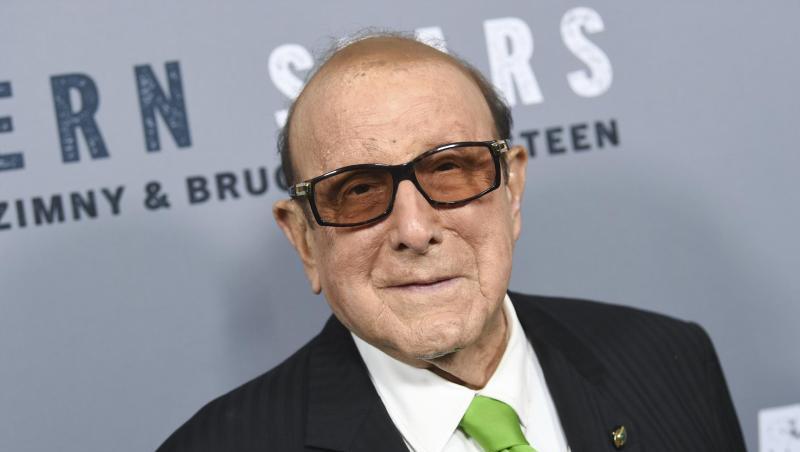 Der Musikproduzent Clive Davis will das Leben von Whitney Houston verfilmen. Der Musikproduzent Clive Davis will das Leben von Whitney Houston verfilmen.
