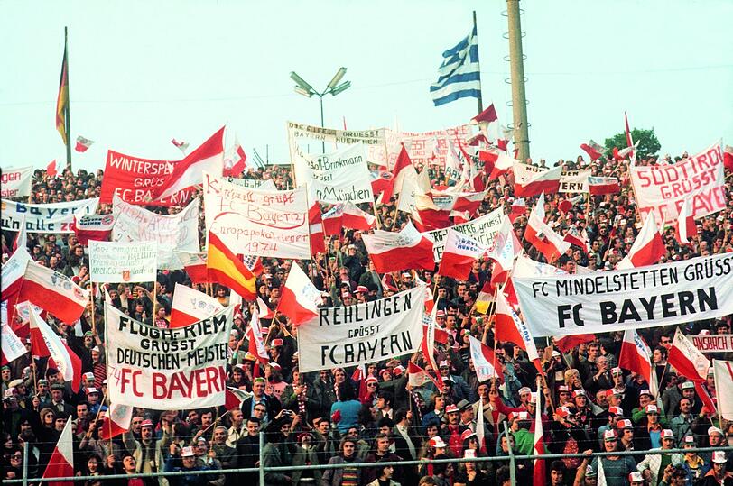 "Südtirol grüßt die Bayern": Auf den Plakaten ist gut zu sehen, dass die Roten schon in den Siebzigern keine rein bayerische Fan-Angelegenheit mehr sind.
