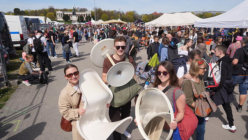 v.l.: Ärztin Cathy (28), Stratege Camiel (28) und Medizinstudentin Noa (26) gehen mit Möbelstücken und einem Spiegel nach Hause. v.l.: Ärztin Cathy (28), Stratege Camiel (28) und Medizinstudentin Noa (26) gehen mit Möbelstücken und einem Spiegel nach Hause.
