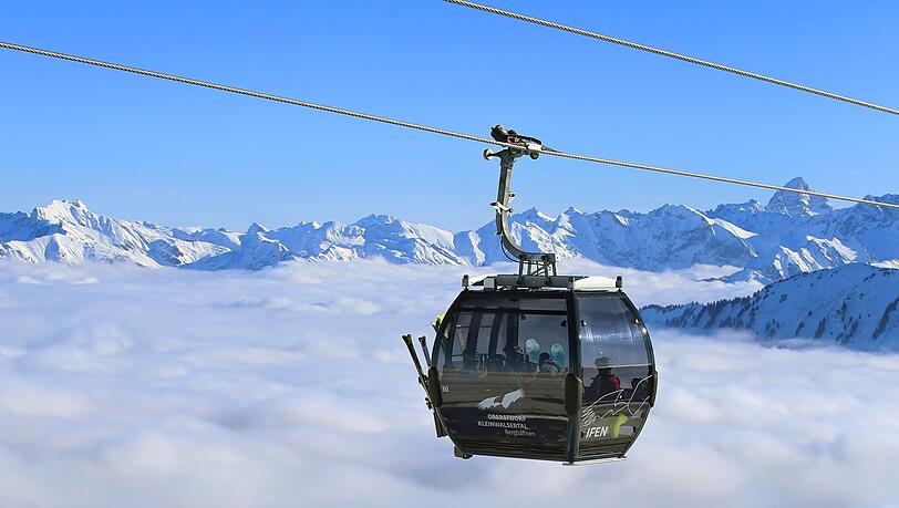 Eine Gondel der Seilbahn am Ifen fährt bei Hirschegg (Österreich).