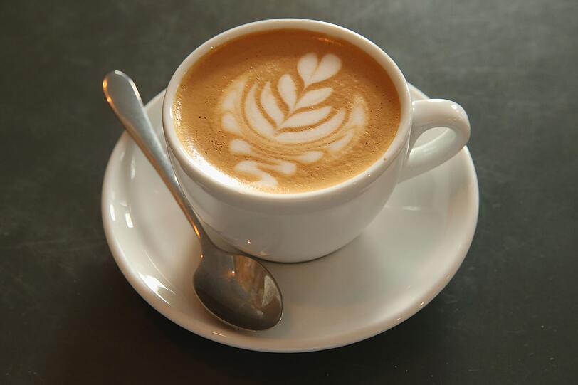 Kaffeejunkies m&uuml;ssen jetzt ganz stark sein, denn das braune Gebr&auml;u ist nicht das ideale Getr&auml;nk zum Start in den Tag. Erst drei Stunden nach dem Aufwachen ist der Kortisol-Spiegel im K&ouml;rper so weit gesunken, dass ein Genuss des Wachmachers ratsam ist.