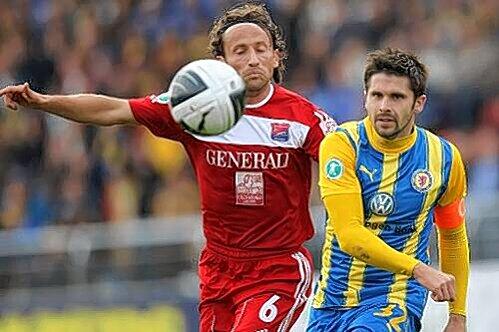 Lange verletzt, jetzt ist er wieder da: Roman Tyce, der Star beim Drittligisten SpVgg Unterhaching, hier im Zweikampf mit Braunschweigs Dennis Krupke (r.).