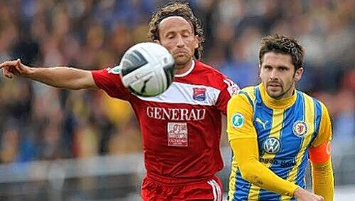 Lange verletzt, jetzt ist er wieder da: Roman Tyce, der Star beim Drittligisten SpVgg Unterhaching, hier im Zweikampf mit Braunschweigs Dennis Krupke (r.). Lange verletzt, jetzt ist er wieder da: Roman Tyce, der Star beim Drittligisten SpVgg Unterhaching, hier im Zweikampf mit Braunschweigs Dennis Krupke (r.).