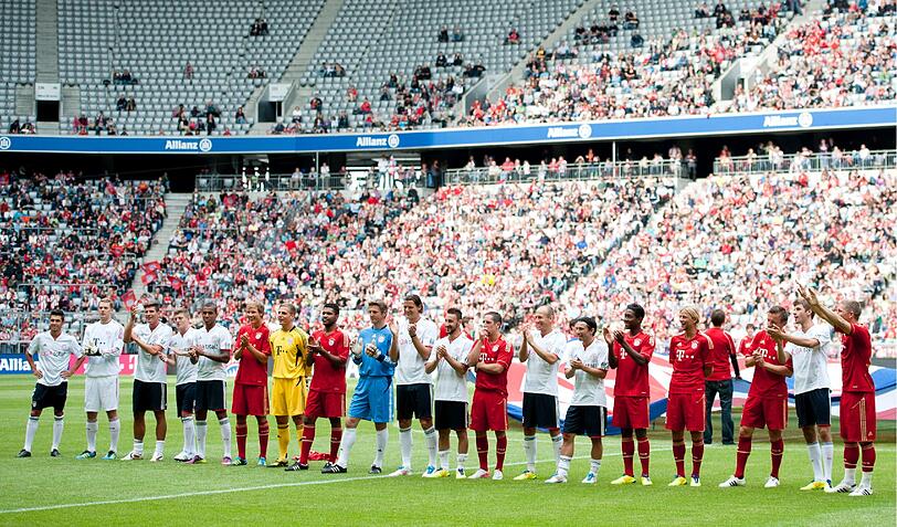 Ein Gruß an die Fans: die neue Mannschaft des FC Bayern München.
