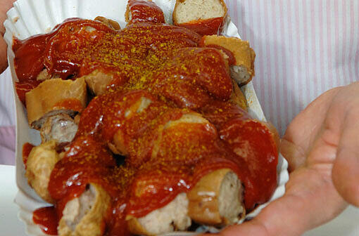 Die Currywurst: Serviert der Imbiss sie direkt auf die Hand, kostet sie weniger Umsatzsteuer. Echt ist sie ohnehin nur vom Pappschälchen.