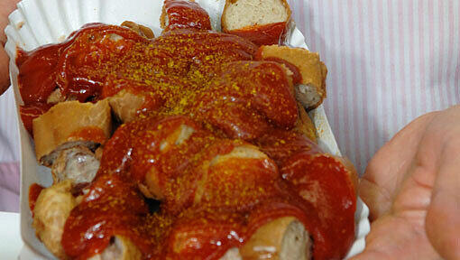 Die Currywurst: Serviert der Imbiss sie direkt auf die Hand, kostet sie weniger Umsatzsteuer. Echt ist sie ohnehin nur vom Pappschälchen. Die Currywurst: Serviert der Imbiss sie direkt auf die Hand, kostet sie weniger Umsatzsteuer. Echt ist sie ohnehin nur vom Pappschälchen.