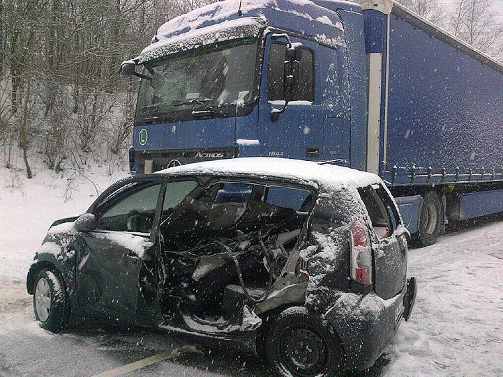 Der Unfallverursacher musste mittels Rettungsspreizer aus seinem PKW befreit werden.