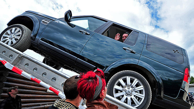 Land Rover präsentiert auf einer Automobilmesse seine Geländewagen auf einem Hindernisparcours. Land Rover präsentiert auf einer Automobilmesse seine Geländewagen auf einem Hindernisparcours.