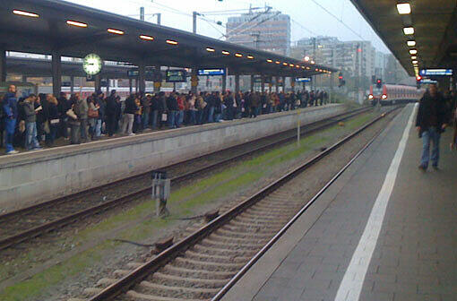Der Sonderzug mit Flüchtlingen musste am Ostbahnhof einen außerplanmäßigen Halt einlegen. (Symbolfoto)