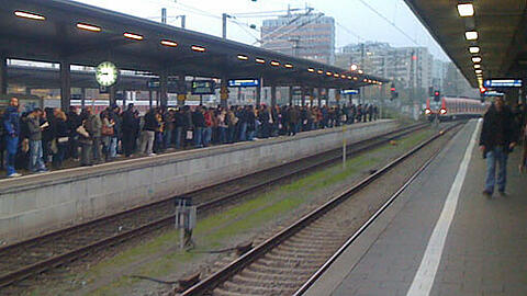 Der Sonderzug mit Flüchtlingen musste am Ostbahnhof einen außerplanmäßigen Halt einlegen. (Symbolfoto)