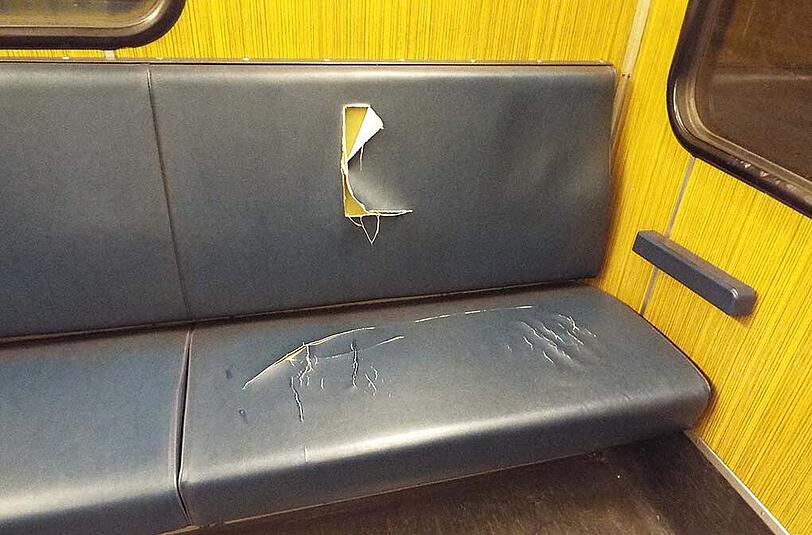 Aufgeschlitze Sitze in einer Münchner U-Bahn.