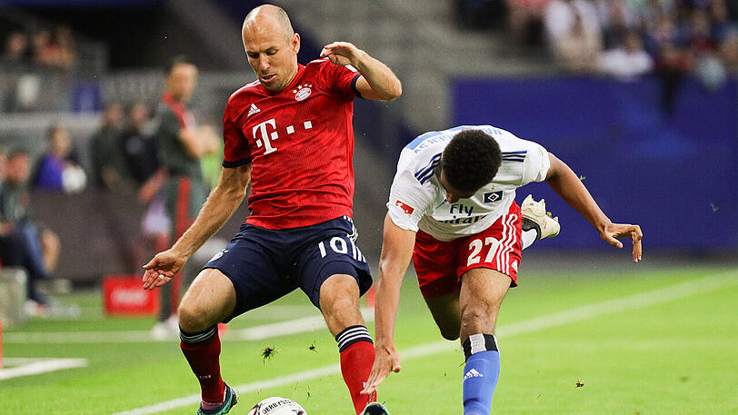 Arjen Robben vom FC Bayern im Duell mit Hamburgs Josha Vagnoman (rechts).