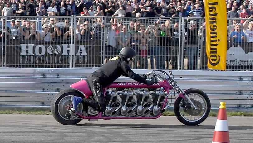 Rötger "Brösel" Feldmann fährt mit seinem "Red Porsche Killer" Dragster 2018 beim "Werner-Rennens". Rötger "Brösel" Feldmann fährt mit seinem "Red Porsche Killer" Dragster 2018 beim "Werner-Rennens".