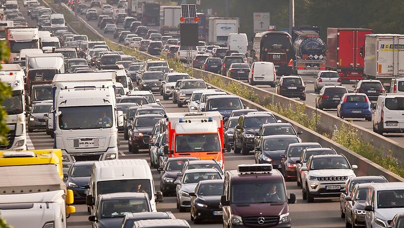 Der ADAC rechnet vor allem am Nachmittag mit viel Verkehr auf den Autobahnen rund um München und Nürnberg. (Symbolbild) Der ADAC rechnet vor allem am Nachmittag mit viel Verkehr auf den Autobahnen rund um München und Nürnberg. (Symbolbild)