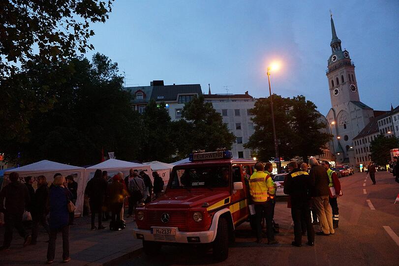 Polizisten und Notärzte stehen um das Camp am Rindermarkt. Seit Dienstag trinken die Protestierenden nichts mehr.
