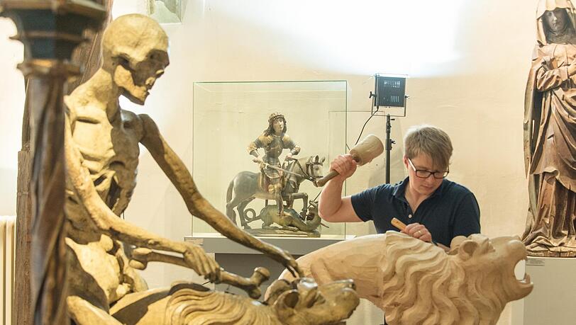 Erklärt am Sonntag seine Arbeit an der Replik vom „Tod auf dem Löwen“: Bildhauer Thomas Hildenbrand. Erklärt am Sonntag seine Arbeit an der Replik vom „Tod auf dem Löwen“: Bildhauer Thomas Hildenbrand.