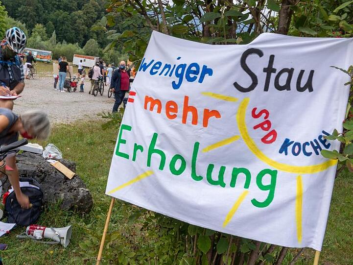 Menschen nehmen an einer Demonstration für eine Verkehrswende unter dem Motto "Ausbremst is!" teil. Foto: Peter Kneffel/dpa