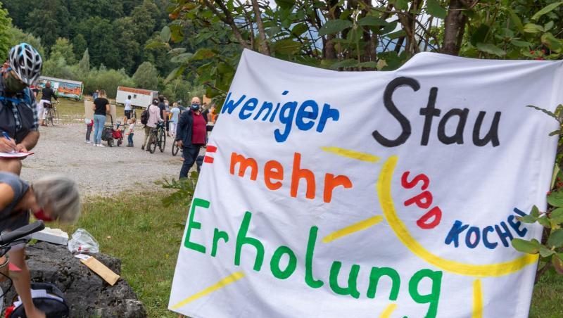 Menschen nehmen an einer Demonstration für eine Verkehrswende unter dem Motto "Ausbremst is!" teil. Foto: Peter Kneffel/dpa Menschen nehmen an einer Demonstration für eine Verkehrswende unter dem Motto "Ausbremst is!" teil. Foto: Peter Kneffel/dpa