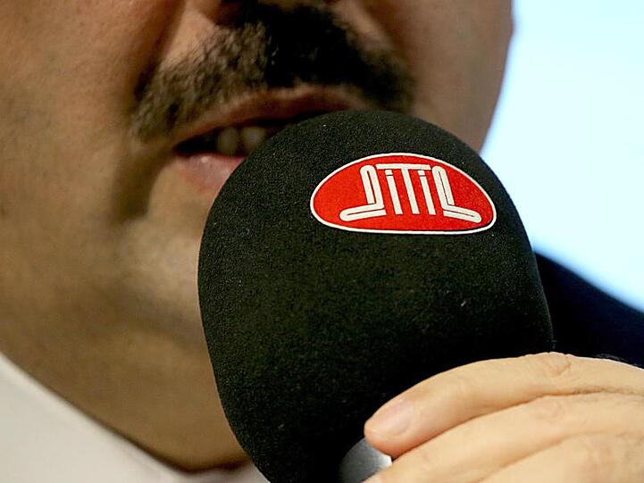 Das Logo der Ditib, klebt auf einem Mikrofon. Foto: Oliver Berg/dpa/Symbolbild