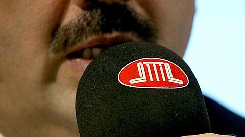Das Logo der Ditib, klebt auf einem Mikrofon. Foto: Oliver Berg/dpa/Symbolbild