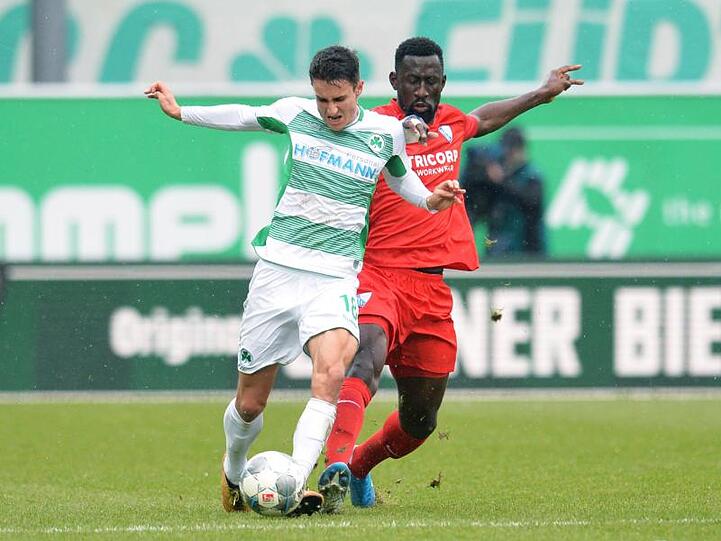 Marco Meyerhöfer von Fürth und Armel Bella Kotchap von Bochum (l-r.) im Zweikampf um den Ball. Foto: Timm Schamberger/dpa
