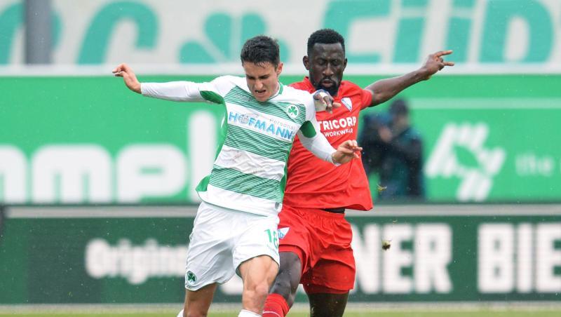 Marco Meyerhöfer von Fürth und Armel Bella Kotchap von Bochum (l-r.) im Zweikampf um den Ball. Foto: Timm Schamberger/dpa Marco Meyerhöfer von Fürth und Armel Bella Kotchap von Bochum (l-r.) im Zweikampf um den Ball. Foto: Timm Schamberger/dpa