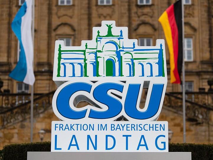 Ein Aufsteller der Partei CSU steht vor dem Eingang zum Kloster Banz. Foto: Nicolas Armer/Archiv
