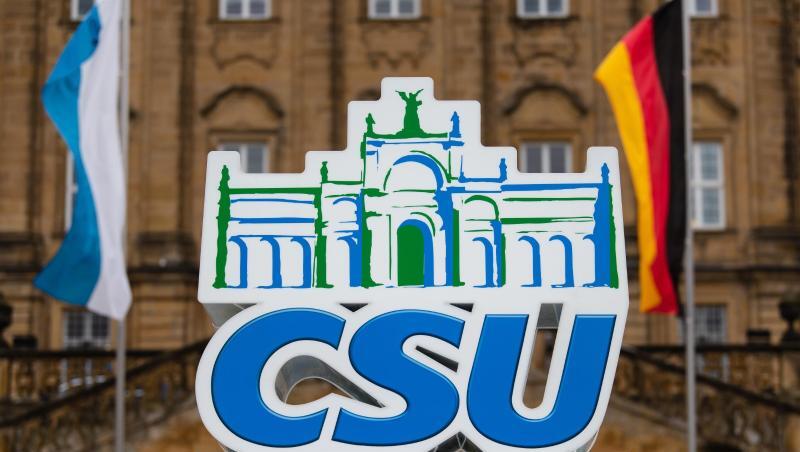 Ein Aufsteller der Partei CSU steht vor dem Eingang zum Kloster Banz. Foto: Nicolas Armer/Archiv Ein Aufsteller der Partei CSU steht vor dem Eingang zum Kloster Banz. Foto: Nicolas Armer/Archiv