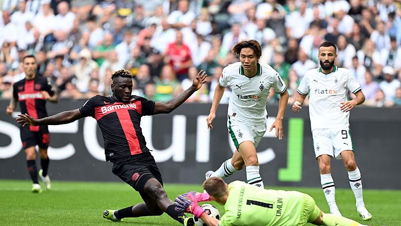 Netzte beim Leverkusener Sieg in Gladbach gleich doppelt ein: Victor Boniface (r).