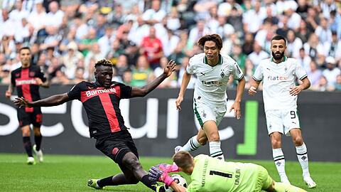 Netzte beim Leverkusener Sieg in Gladbach gleich doppelt ein: Victor Boniface (r).