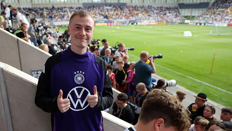 Fußball: Nationalmannschaft, Vorbereitung auf die Heim-EM, öffentliches Training der DFB-Auswahl im Ernst-Abbe-Sportfeld. Fußball: Nationalmannschaft, Vorbereitung auf die Heim-EM, öffentliches Training der DFB-Auswahl im Ernst-Abbe-Sportfeld.