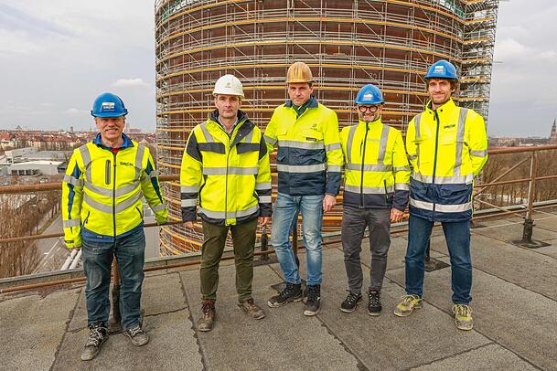 Sie planen und werkeln auf der Baustelle (v.l.): die Ingenieure Andreas Appel (SWM), Stefan Höflmaier und Bernhard Fuchs (Bilfinger), SWM-Standortleiter Thomas Gilg und SWM-Ingenieur Stefan Hübner.