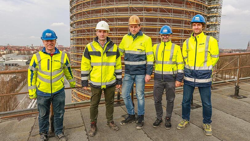 Sie planen und werkeln auf der Baustelle (v.l.): die Ingenieure Andreas Appel (SWM), Stefan Höflmaier und Bernhard Fuchs (Bilfinger), SWM-Standortleiter Thomas Gilg und SWM-Ingenieur Stefan Hübner. Sie planen und werkeln auf der Baustelle (v.l.): die Ingenieure Andreas Appel (SWM), Stefan Höflmaier und Bernhard Fuchs (Bilfinger), SWM-Standortleiter Thomas Gilg und SWM-Ingenieur Stefan Hübner.