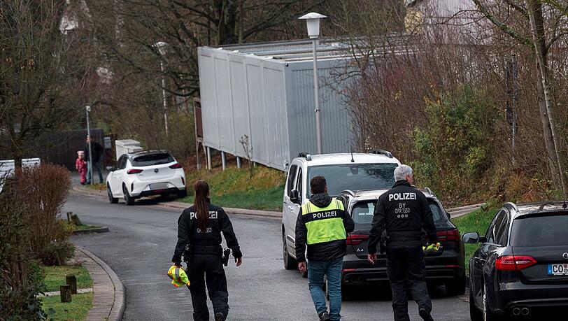 Bevor die Leiche der 40-Jährigen gefunden wurde, suchte die Polizei mehrmals nach der zunächst vermissten Frau. (Archivbild)