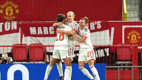 Pernille Harder (M) trifft f&uuml;r den FC Bayern gleich zweimal in Manchester.