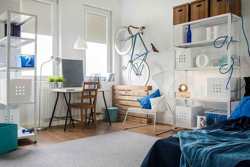 Eine kleine Wohnung muss kein Manko sein. Mit smarten DIY-Lösungen bringen Sie auch auf wenigen Quadratmetern alles unter, ohne Abstriche bei der Optik machen zu müssen. Der Trend geht ohnehin immer mehr in Richtung Minimalismus - aus Nachhaltigkeitsgründen, aber auch, weil es befreiend ist, sich von allzu viel Besitz zu lösen. Die richtige Mischung aus Minimalismus und kreativen Lösungen macht's! Eine kleine Wohnung muss kein Manko sein. Mit smarten DIY-Lösungen bringen Sie auch auf wenigen Quadratmetern alles unter, ohne Abstriche bei der Optik machen zu müssen. Der Trend geht ohnehin immer mehr in Richtung Minimalismus - aus Nachhaltigkeitsgründen, aber auch, weil es befreiend ist, sich von allzu viel Besitz zu lösen. Die richtige Mischung aus Minimalismus und kreativen Lösungen macht's!