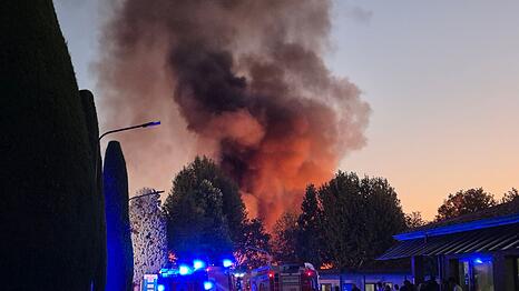 Feuerwehrleute l&ouml;schten den Brand rasch.